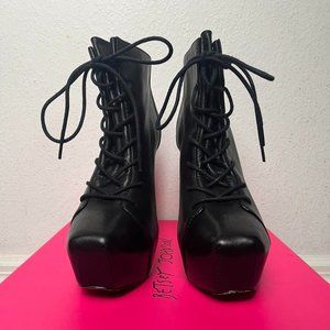 Betsey Johnson Tipps Boots